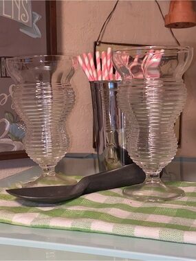 VTG GROOVED GLASS SODA SUNDAE GLASSES (2) UNIQUE ANTIQUE CLEAR